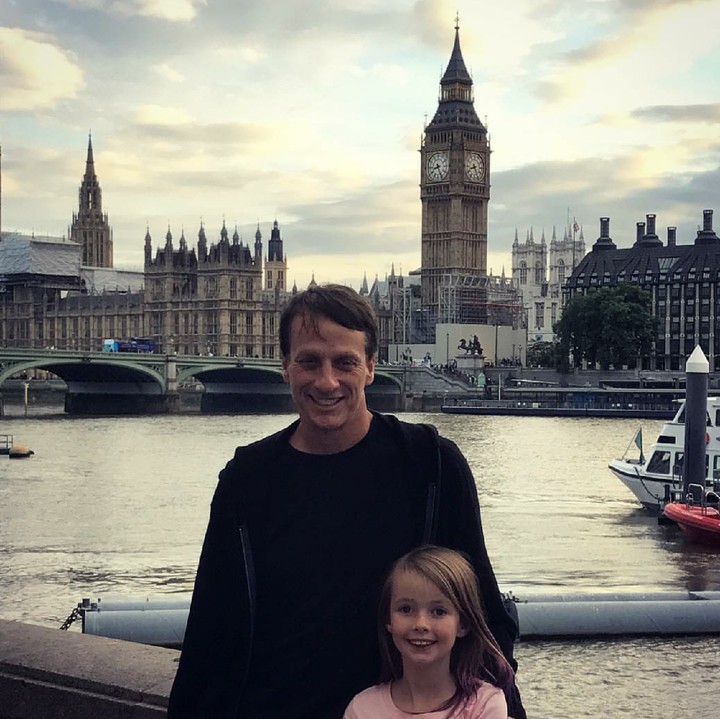 <p>Ayah empat anak ini emang terkenal perhatian banget sama anak-anaknya. (Foto: Instagram/tonihawk)</p>