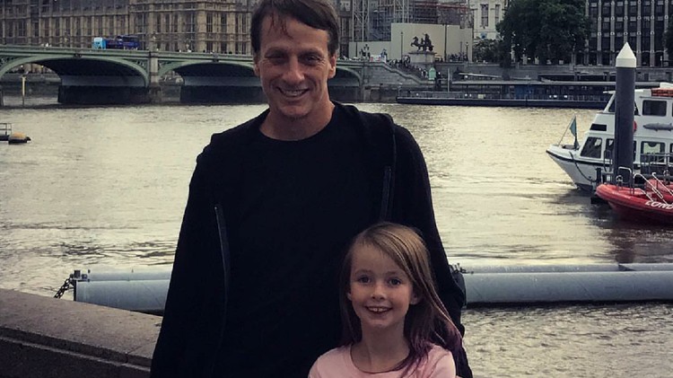 Skater profesional, Tony Hawk punya kata-kata yang ia tujukan untuk sang bunda yang kena alzheimer. Apa yang diucapkan Tony bikin hati ini tersentuh.