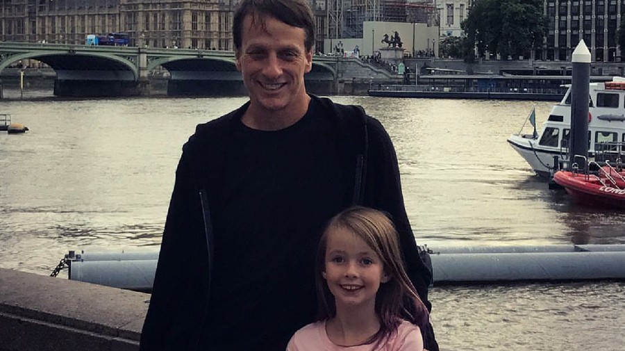Kata-kata Menyentuh Tony Hawk untuk Ibunya yang Kena Alzheimer