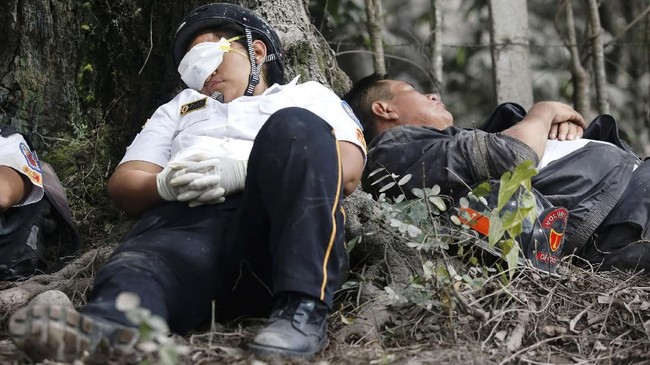FOTO: Jerih Payah Petugas Penyelamat di Gunung Fuego