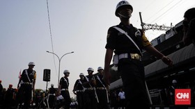 Petugas gabungan Dinas Perkeretaapian, Polri dan TNI mengikuti Gelar pasukan masa angkutan lebaran 2018, di Lapangan parkir Stasiun Gambir. Jakarta, Selasa, 5 Juni 2018.
