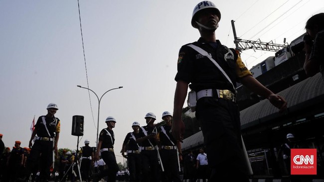 Petugas gabungan Dinas Perkeretaapian, Polri dan TNI mengikuti Gelar pasukan masa angkutan lebaran 2018, di Lapangan parkir Stasiun Gambir. Jakarta, Selasa, 5 Juni 2018.