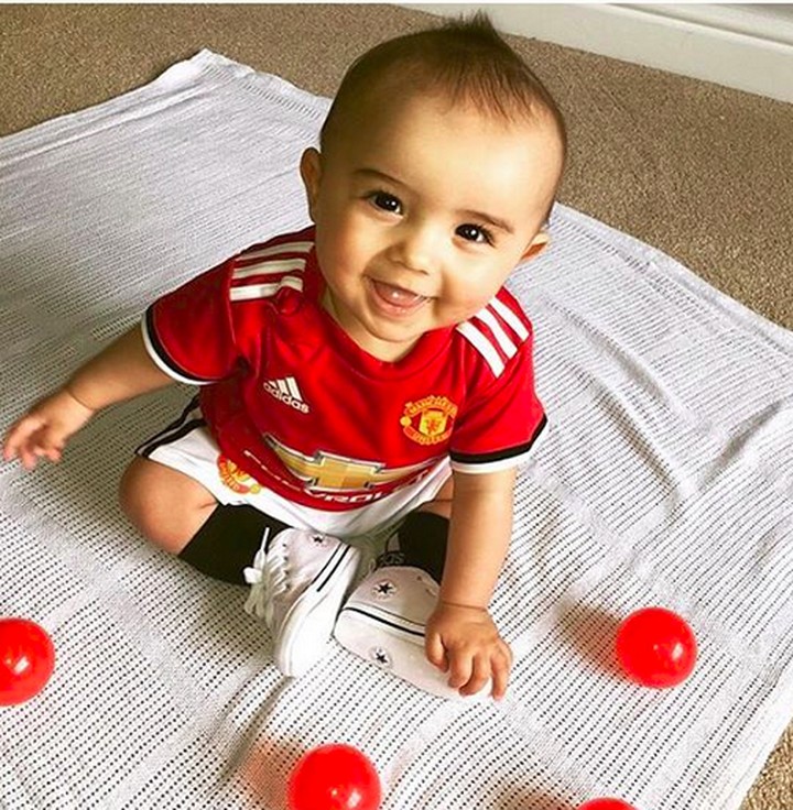 Pakai Jersey Bola, Bayi-bayi Ini Lucu Banget