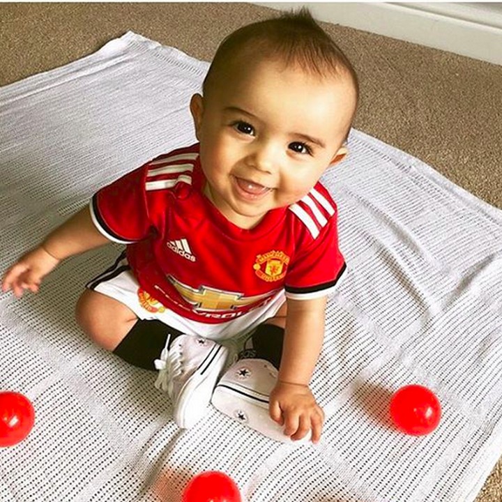 <p>Bolanya senada dengan jersey-nya nih, merah! Eh, tapi kok bolanya banyak, Nak? (Foto: Instagram/ @chloeleanneox)  </p>