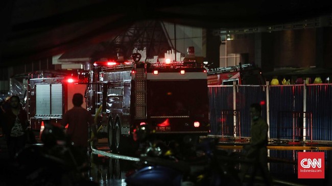 Pemadam belum mengetahui apakah ada pekerja yang terjebak di lokasi kebakaran.
