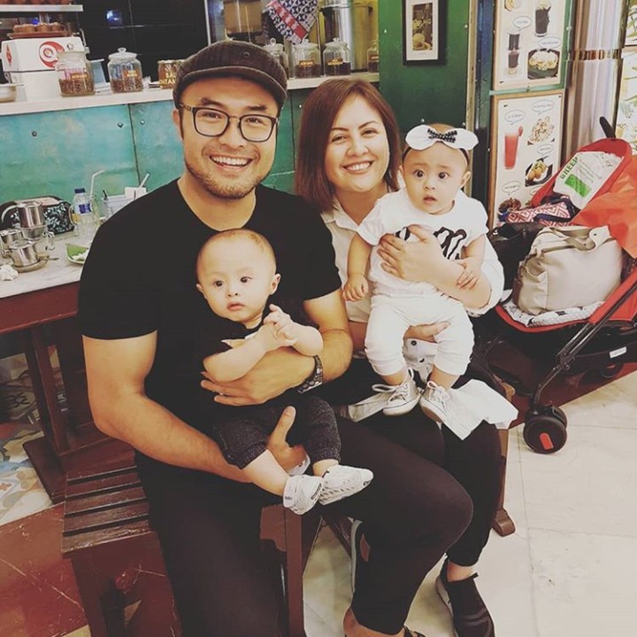 <p>Ketika para bayi masih bengong, sedangkan ayah bundanya sudah tersenyum dan siap difoto... He-he, tapi masih tetap kece kok semuanya. (Foto: Instagram @suryasaputra507)</p>