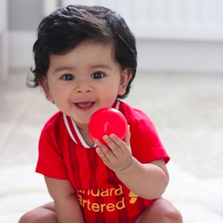 <p>Karena masih kecil, aku bawa bola plastik merah ini aja ya, Bun. He-he-he. (Foto: Instagram/ @athomewithada)</p>