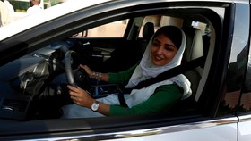 Larangan Mengemudi Dicabut, Perempuan Saudi Turun ke Jalan