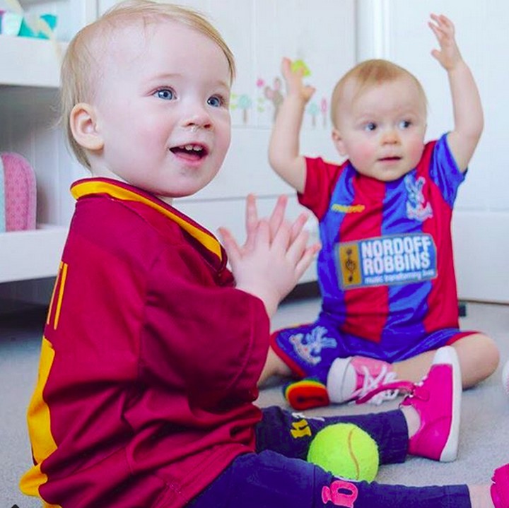 <p>Wah, kayaknya dua bayi ini lagi senang karena tim mereka mencetak gol. He-he-he. (Foto: Instagram/ @sheandhem)</p>