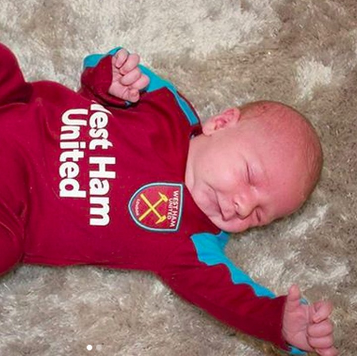 <p>Aih, pakai jersey jumper begini si kecil tambah nggemesin. (Foto: Instagram/ @chantelle.english)</p>