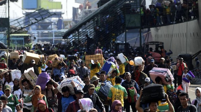 Armada Kapal Berangkat dari Pelabuhan Makassar Antar Ribuan Pemudik Kembali ke Jawa