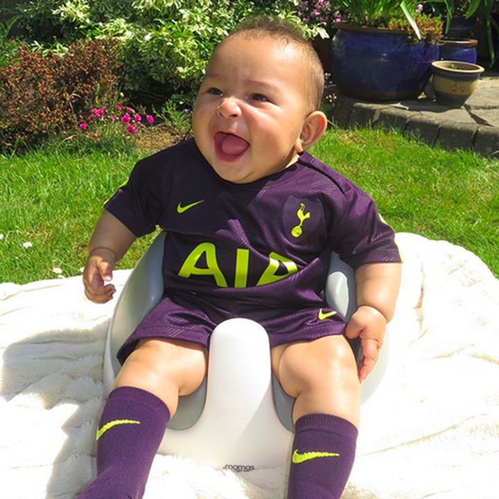 <p>Walau duduk di baby chair, yang penting jersey dan kaus kakiku udah senada. (Foto: Instagram/ @armanijadex)  </p>