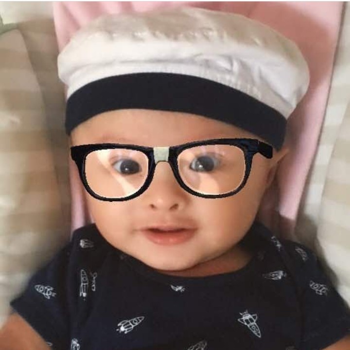 <p>Saat Bima pakai topi model ini dan kacamata, seperti melihat Surya Saputra versi bayi, hi-hi. (Foto: Instagram @suryasaputra507)</p>