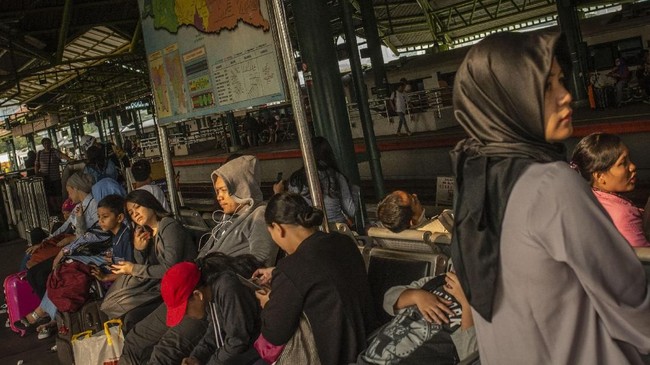 Dari data termutakhir yang dirilis Posko Humas Stasiun Gambir, sebanyak 19 ribu lebih penumpang telah berangkat dari stasiun tersebut pada arus mudik hari ini.