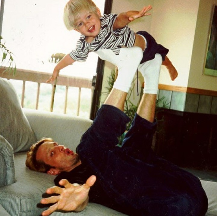 <p>Duh, Ayah Tony iseng banget nih. Eh, tapi si kecil happy lho. Hi-hi-hi. (Foto: Instagram/tonihawk)</p>