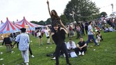 FOTO: Gembira Loka 'Field Day Festival' di Taman London Salah satu acara yang dinantikan warga London tiap tahunnya adalah Field Day Festival, ketika mereka dapat menonton konser, bergembira, bak tinggal di desa.