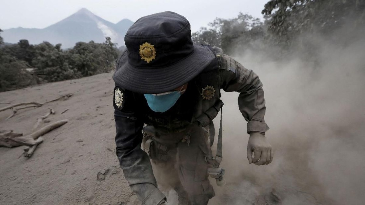 FOTO: Jerih Payah Petugas Penyelamat di Gunung Fuego