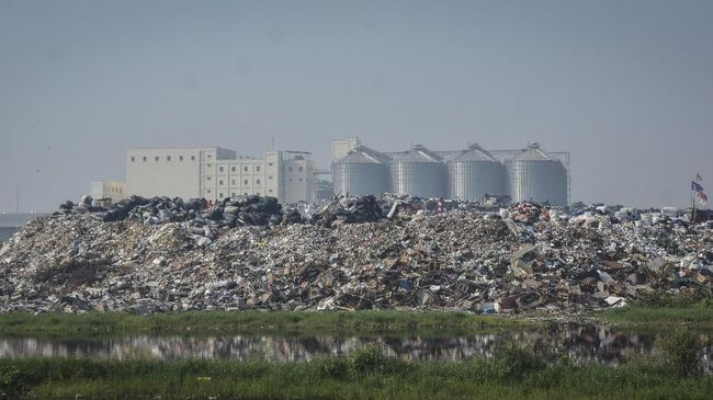 Sampah Jakarta Berkurang 5 Ribu Ton Per Hari selama Lebaran Selama lebaran sampah dari Jakarta yang dikirimkan ke TPST berkurang 5 ribu ton lebih per hari. Pasokan sampah akan normal 7 hari setelah lebaran.