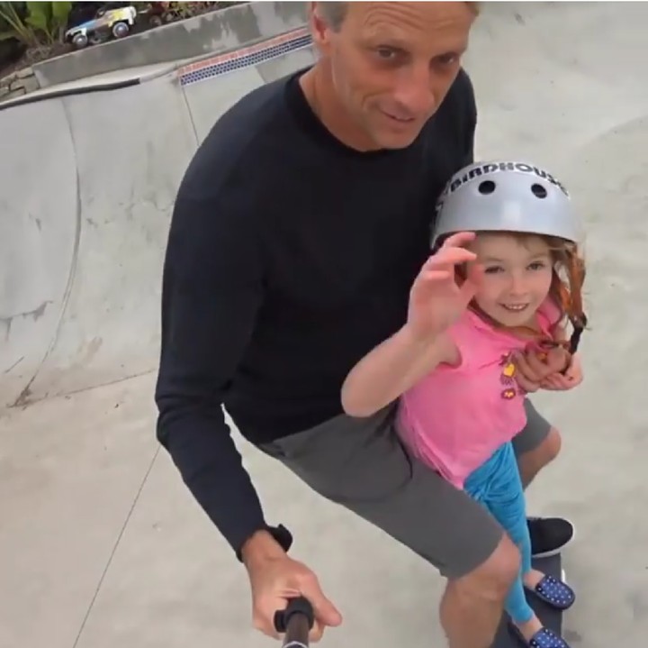 <p>Tony nggak segan lho ngajak anak perempuannya main skateboard. (Foto: Instagram/tonihawk)</p>