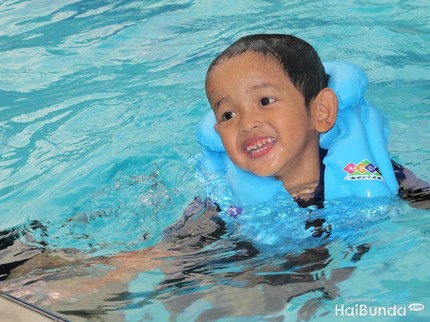 Tips buat Orang Tua agar Anak Aman Saat Berenang
