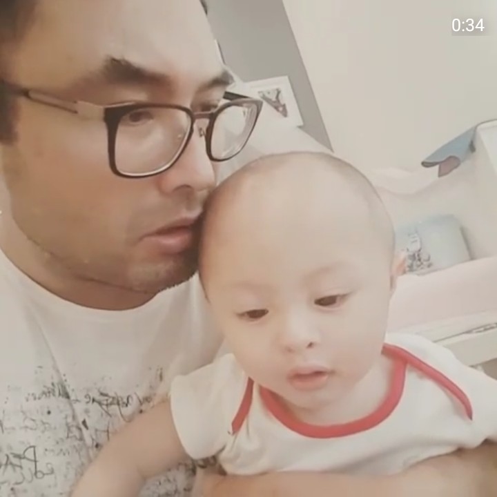 <p>Ayah dan anak ini sedang mengobrol apa ya? (Foto: Instagram @suryasaputra507)</p>