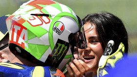 Rossi dan Francesca Pamer Kemesraan di MotoGP Italia