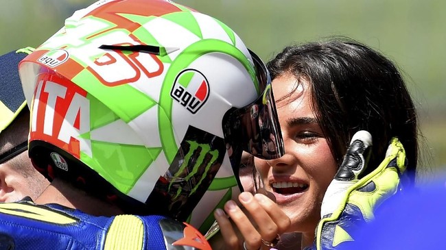 Pebalap Movistar Yamaha Valentino Rossi dan kekasih barunya, Francesca Sofia Novello, pamer kemesraan di MotoGP Italia, Minggu (3/6).