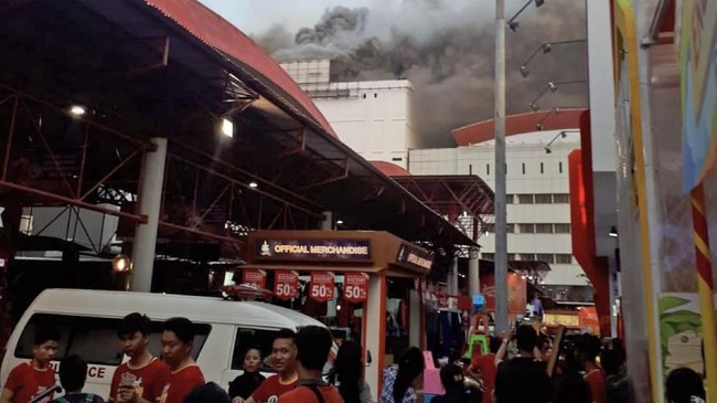 Kebakaran terjadi di lantai tujuh Gedung Niaga yang berada di area Pekan Raya Jakarta (PRJ), Kemayoran, Jakarta Pusat, Selasa (5/6).