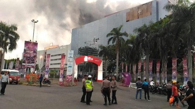 Kebakaran di Gedung Pusat Niaga Arena JI EXPO, arena PRJ, Jakarta Pusat telah berhasil dipadamkan pada pukul 18.25 WIB.