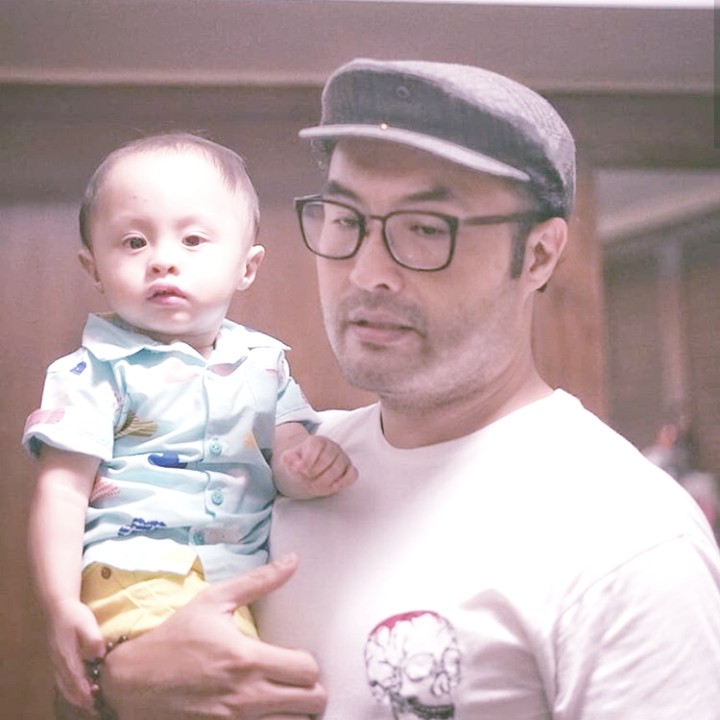 <p>Surya Saputra punya sepasang anak kembar. Nah, anak laki-lakinya, yang biasa disapa Bima, wajahnya mirip banget dengan sang ayah. (Foto: Instagram @cynthia_lamusu)</p>