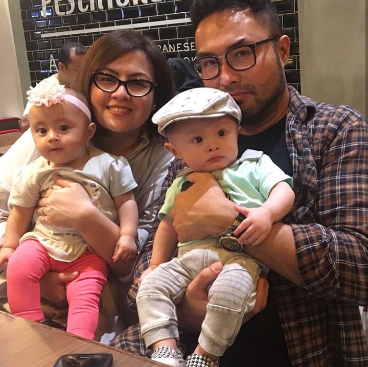 <p>Si cantik Ataya Tatjana Aisyah Putri mirip ibunya, si ganteng mirip ayahnya. Ikut senang deh melihat foto ini. (Foto: Instagram @cynthia_lamusu)</p>