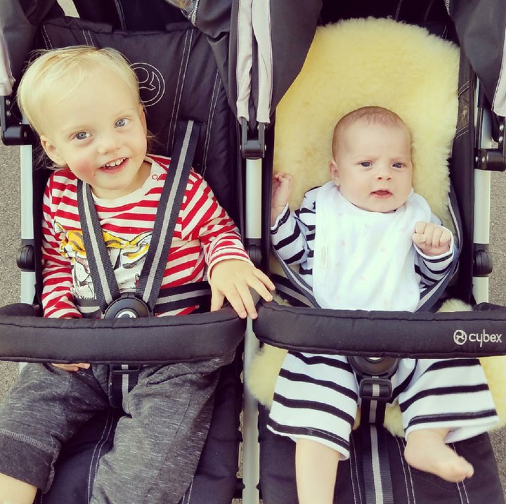 <p>Duduk di stroller kakak dan adik ini sama-sama menggemaskan. (Foto: Instagram/davidgardner)</p>