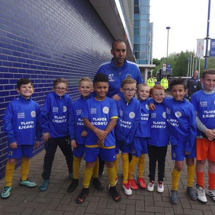 <p>Player escort atau match mascot adalah adalah anak yang menemani pemain sepak bola memasuki lapangan. (Foto: Instagram @tashicorn)</p>