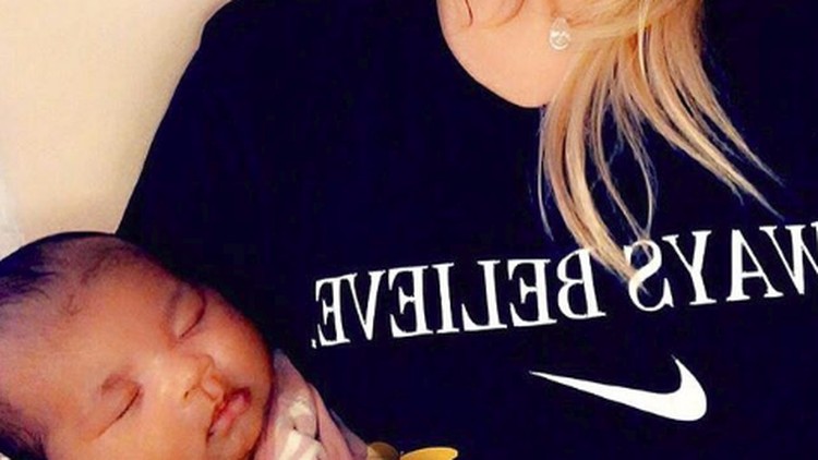Tingkah bayi saat bersin bisa bikin gemas ya, Bun. Seperti yang dilakukan anak Khloe Kardashian ini nih.