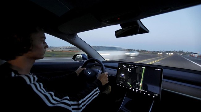 Elon Musk mencuitkan ide liarnya soal menyediakan gim yang bisa dimainkan dari balik kemudi mobil listrik Tesla.