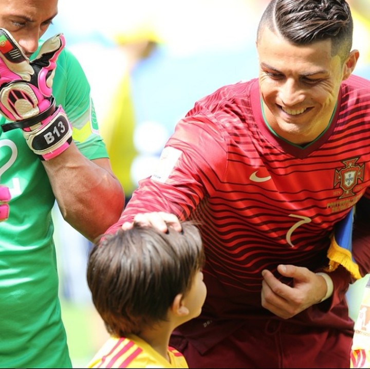 <p>Bagi anak-anak itu sendiri, jelas ini adalah pengalaman yang menyenangkan. Mereka bisa berjalan bersama pemain sepak bola terkenal. (Foto: Instagram @ruskaya)</p>