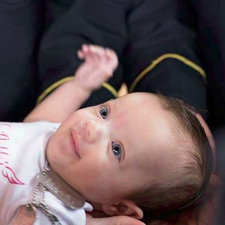 <p>Untuk sesi foto ini, Christian memakai jumper dengan tulisan 'My Daddy, My Hero'. Ya, mendiang ayah Christian bukan hanya pahlawan bagi bayi itu tapi juga semua orang. (Foto: Instagram/ @pinehurstphotography)</p>