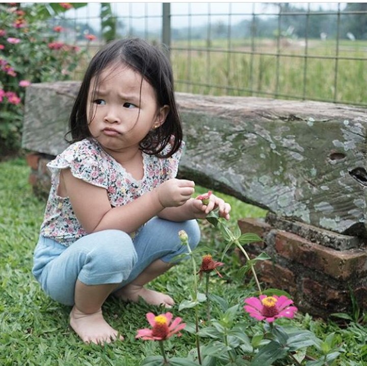 <p>Thalia sedang berkebun ya? (Foto: Instagram @thaliaputrionsu)</p>