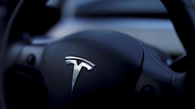 CEO Tesla Elon Musk 'bersikeras' buat Tesla kembali menjadi perusahaan tertutup. Dia akan menggandeng Silver Lake dan Goldman Sachs sebagai konsultan keuangan.