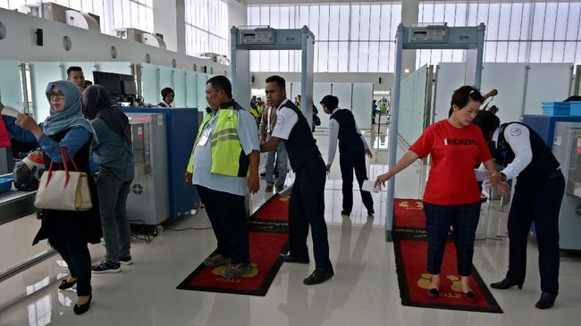 Biasanya, pemeriksaan kepada penumpang di bandara dilakukan sebanyak dua kali, sebelum check in dan sebelum boarding pesawat.