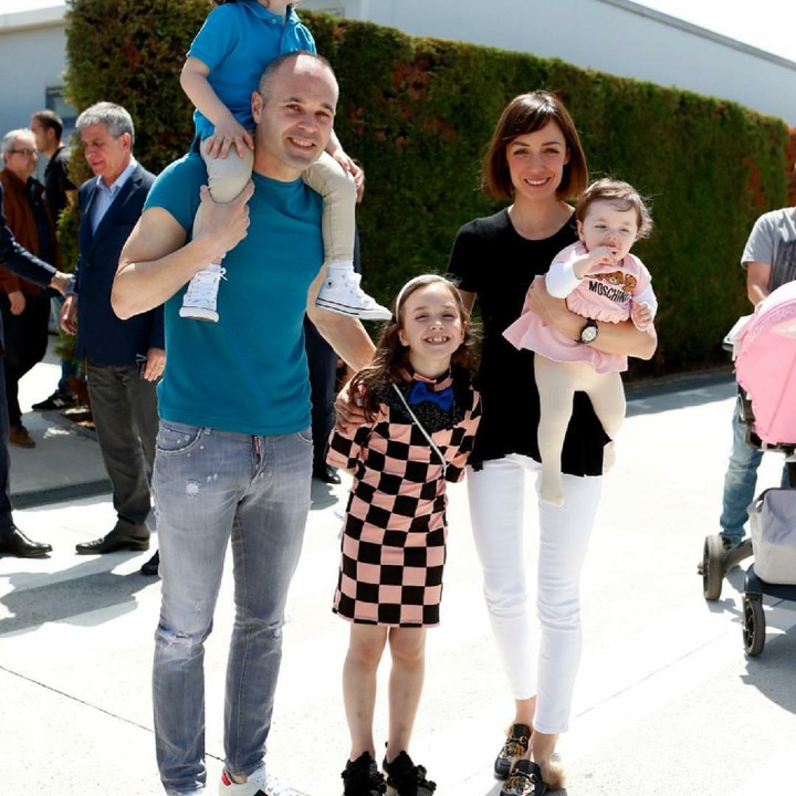 <p>Bahagia selalu Iniesta dan keluarga. (Foto: Instagram/annaortiz)</p>