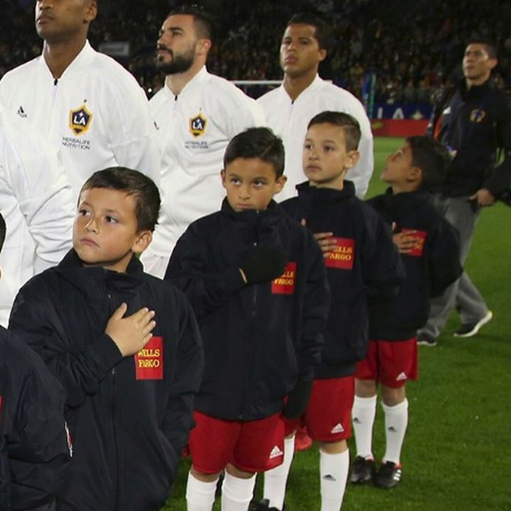 <p>Anak-anak biasanya berusia antara 6 hingga 18 tahun. Selain membantu pemain, mereka sering memiliki tugas seperti membawa bendera, membantu kru bola sampingan dan bermain bola. (Foto: Instagram @karenituarte)</p>