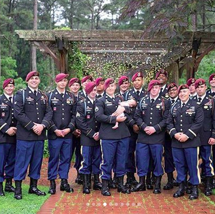 <p>Dalam sesi foto tersebut, teman-teman Chris juga berpartisipasi. (Foto: Instagram/ @pinehurstphotography)  </p>