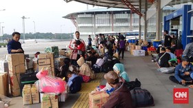 Terminal Pulo Gebang Dipadati Pemudik