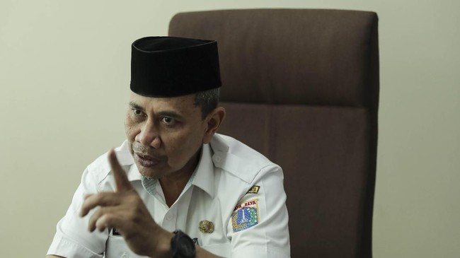 Kepala Bazis DKI Zahrul Wildan menyatakan akan tunduk pada Gubernur DKI Anies Baswedan apapun keputusan yang diambil terkait polemik dengan Baznas.