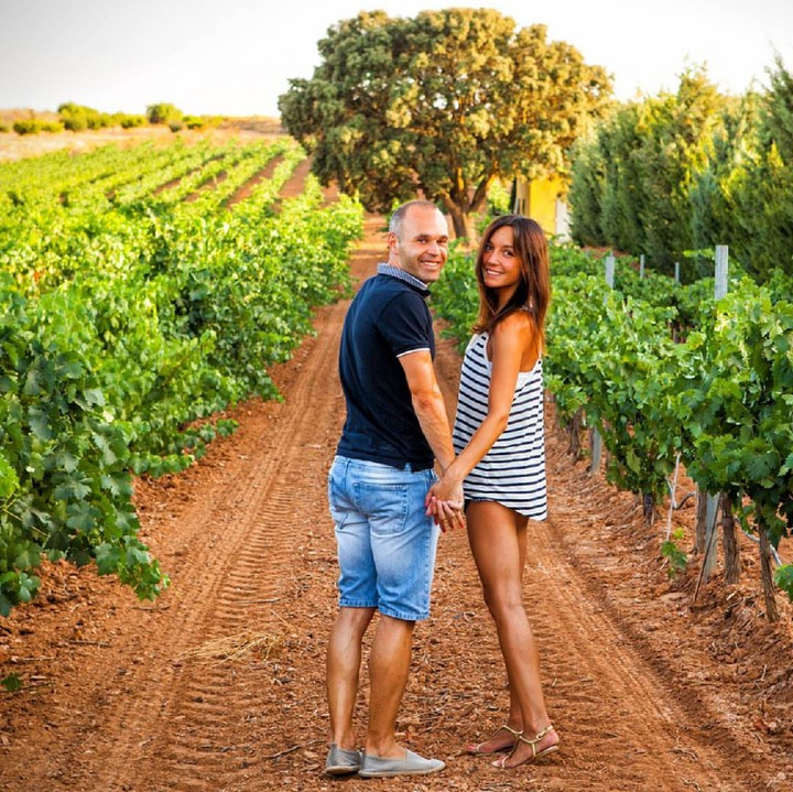 <p>Iniesta yang menikahi Anna Ortiz sang istri pada Juli 2012 sudah dikaruniai tiga anak yang manis-manis. (Foto: Instagram/annaortiz)</p>