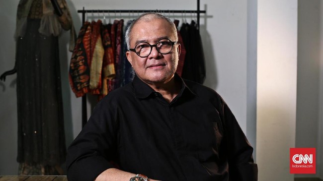 Desainer Itang Yunasz pernah mendalami dunia tarik suara dan akting dengan melepas sejumlah album dan bermain di sejumlah film yang cukup sukses di 1985-1989.
