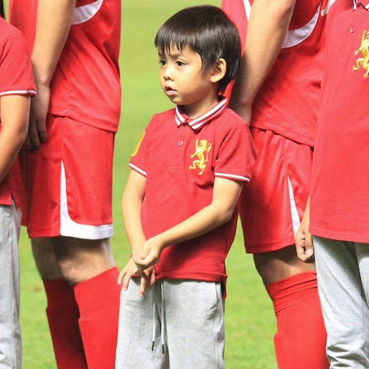 <p>Bagi pemain sendiri, tidak semua dari mereka merasa nyaman saat masuk stadion dengan tatapan puluhan ribu pasang mata. Nah, anak-anak ini bisa menjadi teman untuk menghilangkan nervous. (Foto: Instagram @babyzaf_)</p>