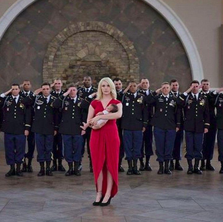 <p>Foto ini seakan menyiratkan bahwa Chris layak dihormati dan akan selalu ada di hati keluarga juga teman-temannya. (Foto: Instagram/ @pinehurstphotography)  </p>
