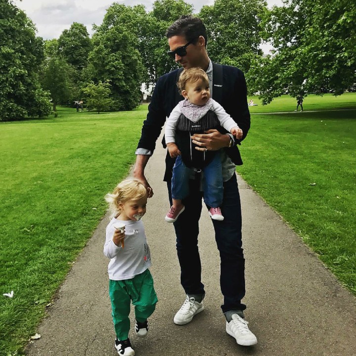 <p>Si adik anteng di gendongan ayahnya, sementara si kakak rupanya pengen jalan lebih cepat nih. Hi-hi-hi. (Foto: Instagram/davidgardner)</p>
